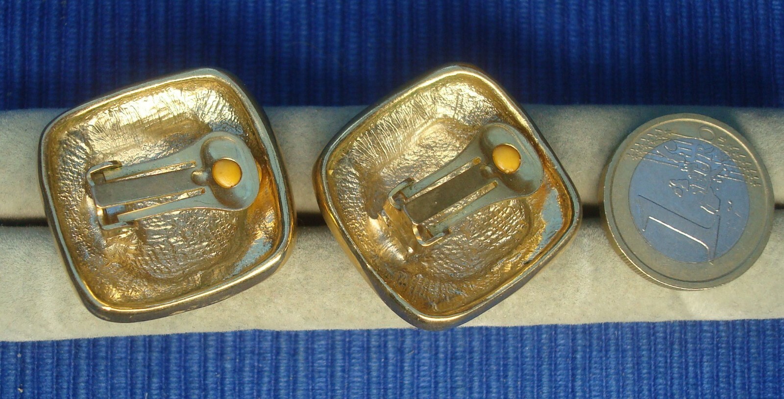 Boucles d'oreilles fleur B26B dorées hypoallergéniques et légères