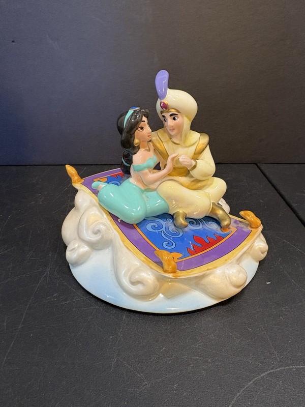 VTG The Walt Disney Co. Aladdin & Jasmine Magic Carpet Ride Musical Statue 90’s