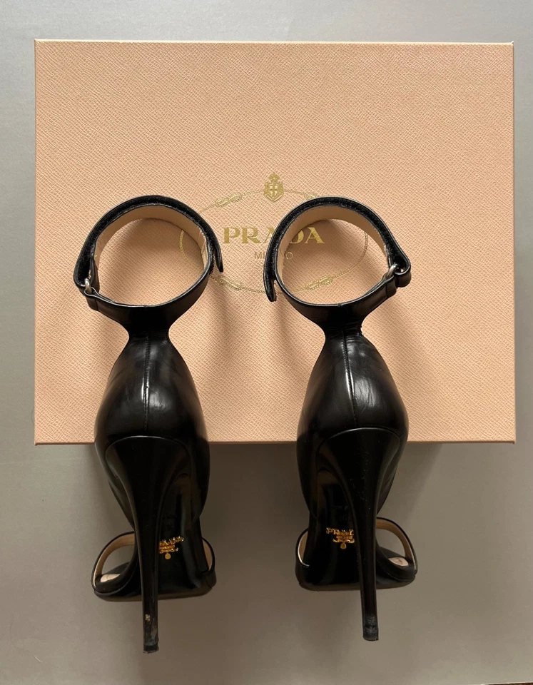 Impresionantes zapatos de tacón PRADA negros talla 36.5 6.5 Foto 4 de 4