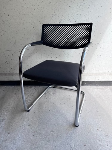 Vitra Visavis Besucherstuhl Freischwinger Stoff Dunkelgrau Wartezimmer