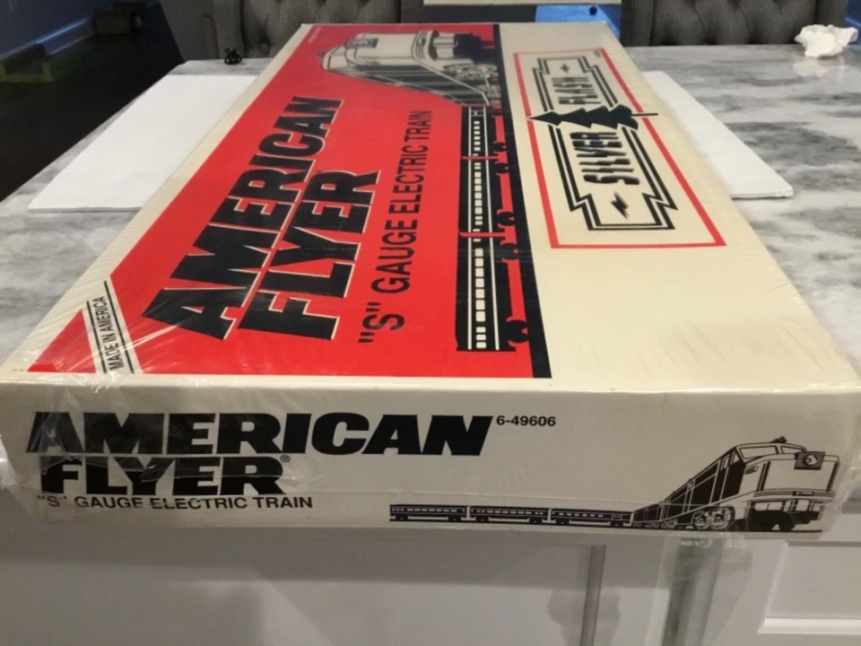 AMERICAN FLYER SILVER FLASH PASSENGER TRAIN SET MIB 6-49606 by Lionel Sealed box - Image 3 of 4