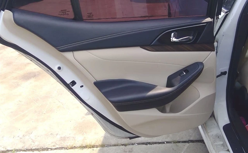 2017 Nissan Maxima Rear Driver Left LH Door Trim Panel in Black & Tan - Imagem 2 de 4