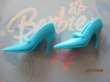 BARBIE DOLL / PAIR OF SHOES: BOOTS, PUMPS ....... (979)