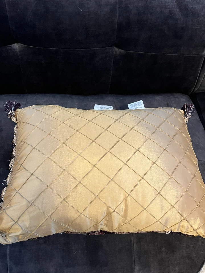 Almohada toudoir dorada con borlas Croscill Mercer Merlot Foto 4 de 4