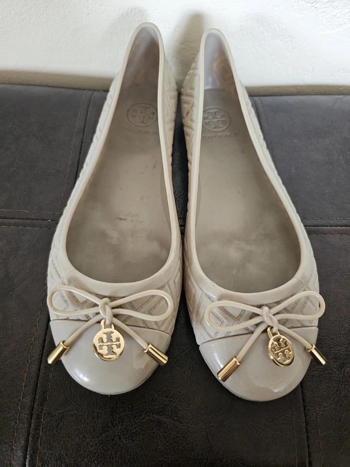 Pajarita Tory Burch Jelly Taupe Logo Dorado Acentos Goma Ballet Planas Talla 6M Foto 2 de 4