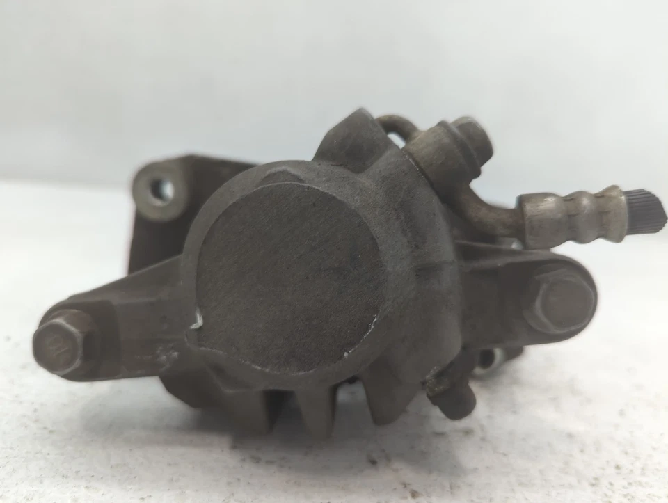 Суппорт правого тормоза переднего пассажира Subaru Forester 2009-2013 годов выпуска V8C17 - Изображение 4 из 4