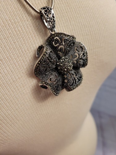 Flower Pendant Necklace Silvertone Spring Ring Closure 22" Gray Crystals - Picture 3 of 6