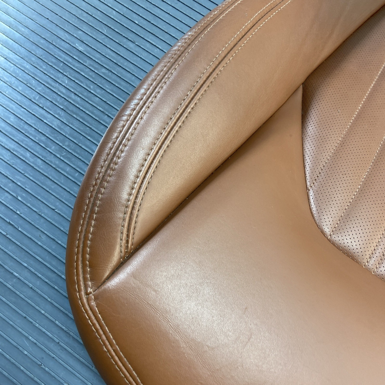 2017-2020 Maserati Levante M161 Front Right Lower Seat Cushion Tan OEM *NOTE*