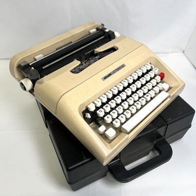 Olivetti Lettera 35 typewriter, vintage, in good working order, made in Spain