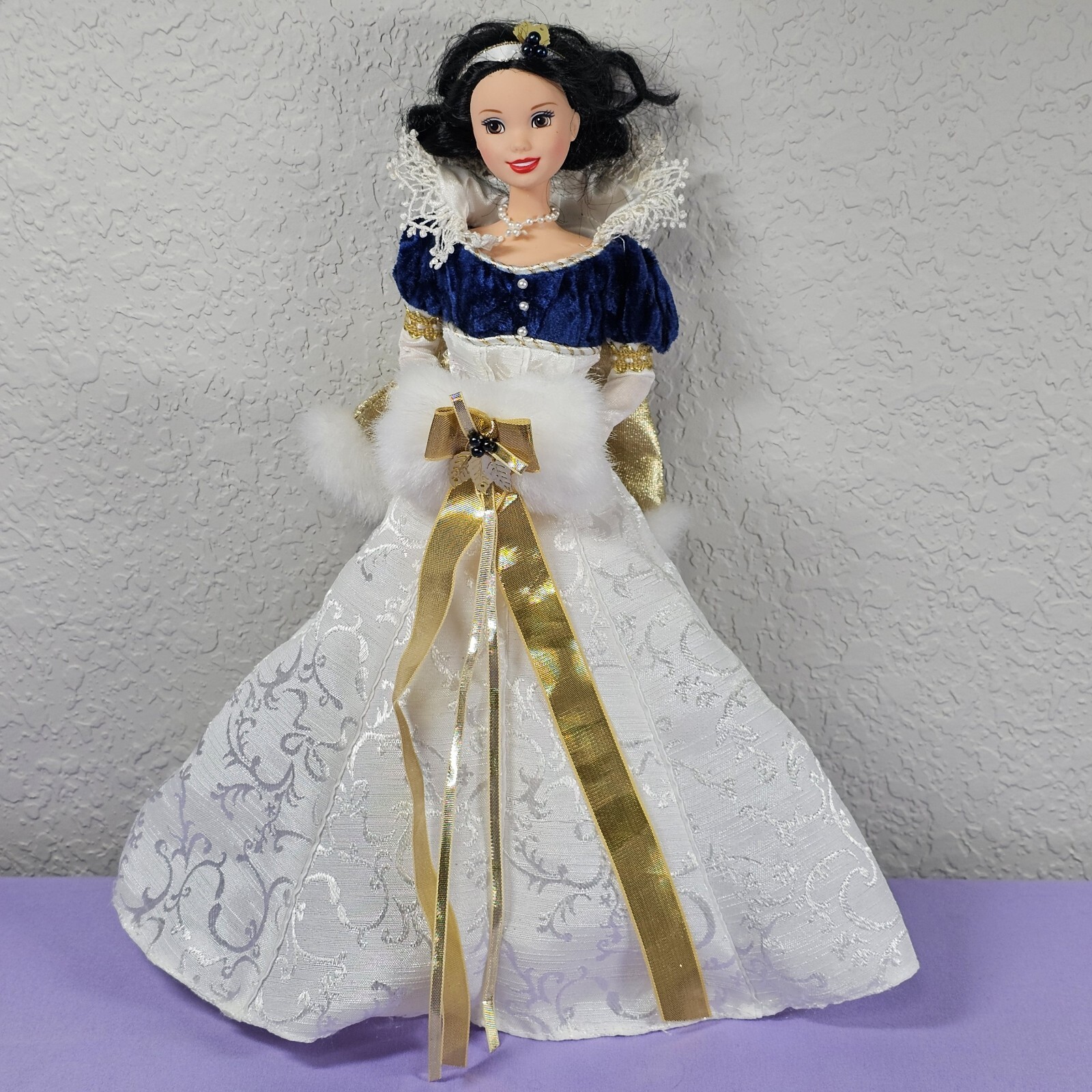 1998 Mattel Barbie Doll Disney Snow White Holiday Princess Collection