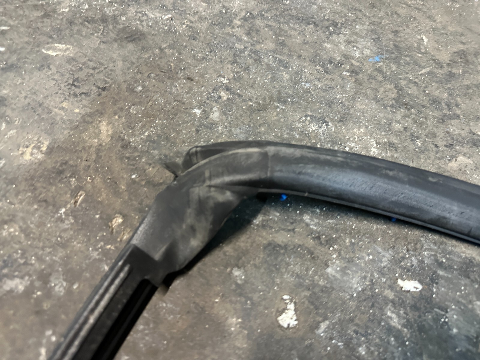 2018 AUDI R8 SPYDER RIGHT PASSENGER DOOR SEAL 4S0837912A 4S0 837 912 A