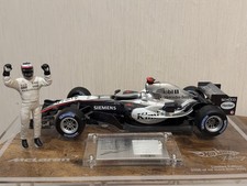 1:18 HOT WHEELS F1 MCLAREN MERCEDES MP4-20 RAIKKONEN 2005 RACE SUIT PIECE CAR
