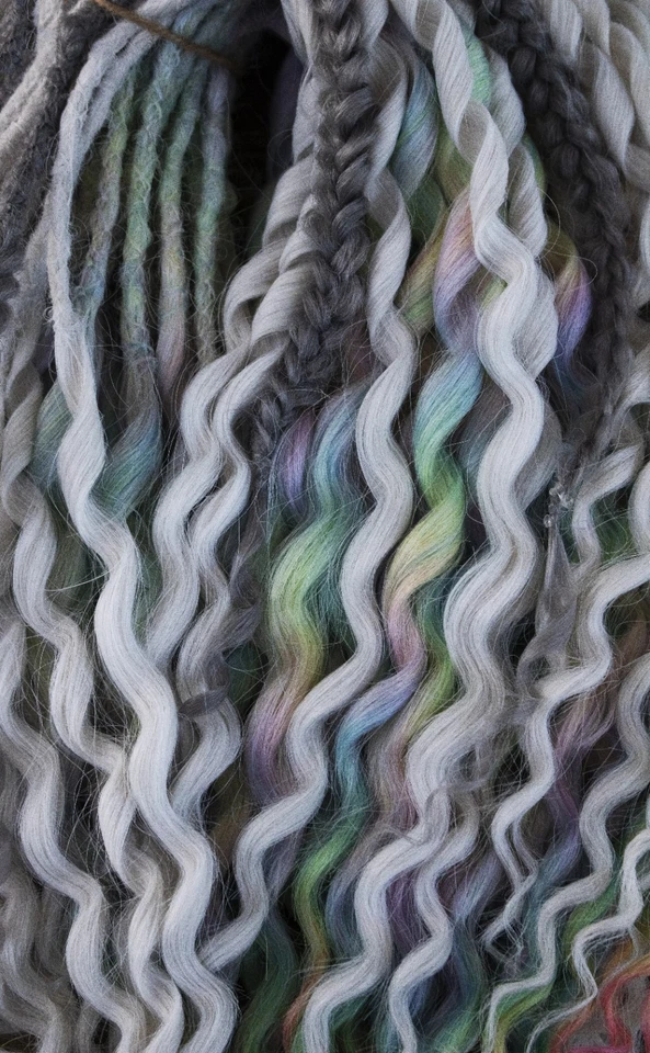 Juego de acento de rastas sintéticas onduladas DE 16" Foto 2 de 3