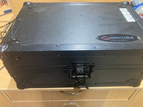 Native Instruments Traktor Kontrol Z2 DJ Mixer with Hard Case - Picture 7 of 10