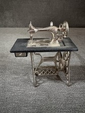 Macchina da cucire vintage Bodo Hennig casa delle bambole artigianale miniatura 1:12