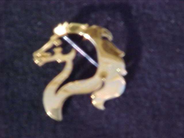 GOLD TONE HORSE HEAD PIN Great Gift for any Horse Lover NEW!