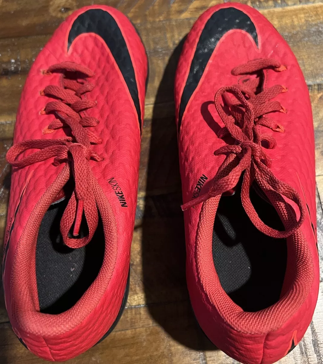 Nike hypervenom black clearance red