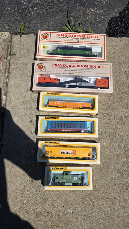 Bachman Train Set with Diesel Locomotive and 5 Cars In Box - 