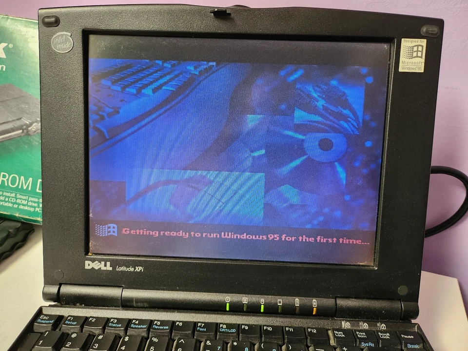 Laptop Dell XPi P75D - (Pentium 75 MHz/32 MB Ram/CD Rom externo/Windows 95/MS-DOS) Foto 2 de 4