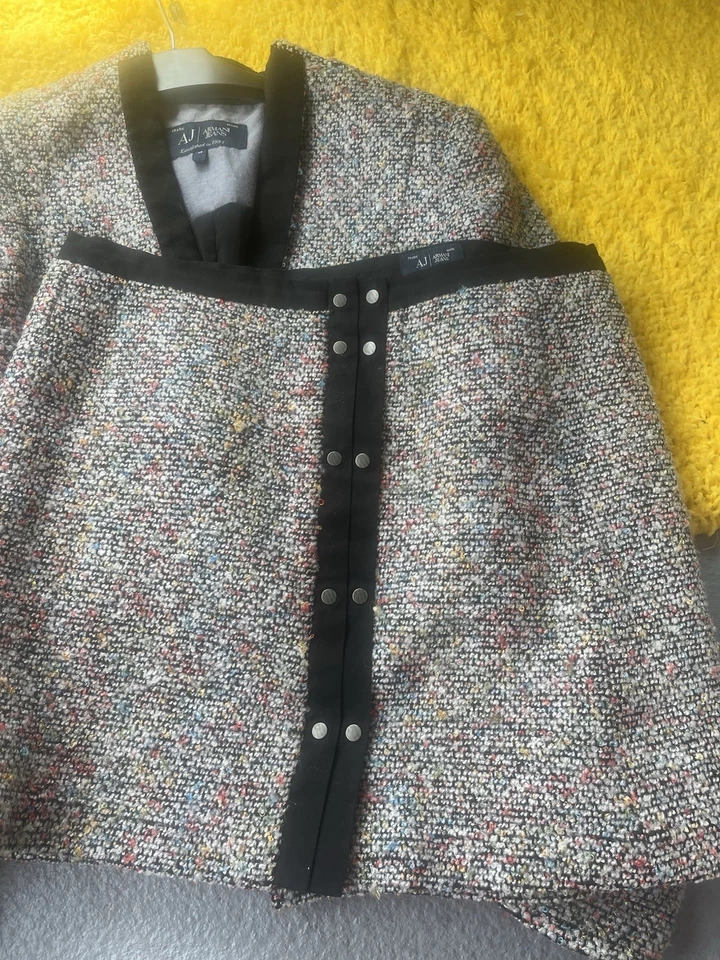 Terno saia Armani, efeito tweed usado uma vez. Saia tamanho pequeno e jaqueta média - Imagem 3 de 4