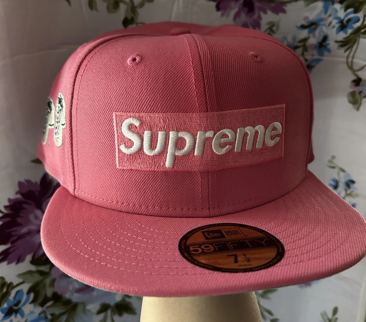 Chapeau SUPREME Maillots New Era• Taille 7 1/2• Rose• FW24H49