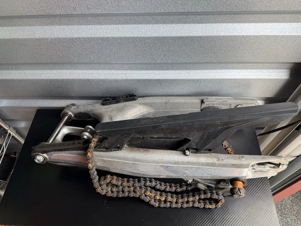 KTM SWINGARM. 690 ENDURO. 76504030144 2010-2025 GOOD TO GO complete as pictured - Image 2 of 4