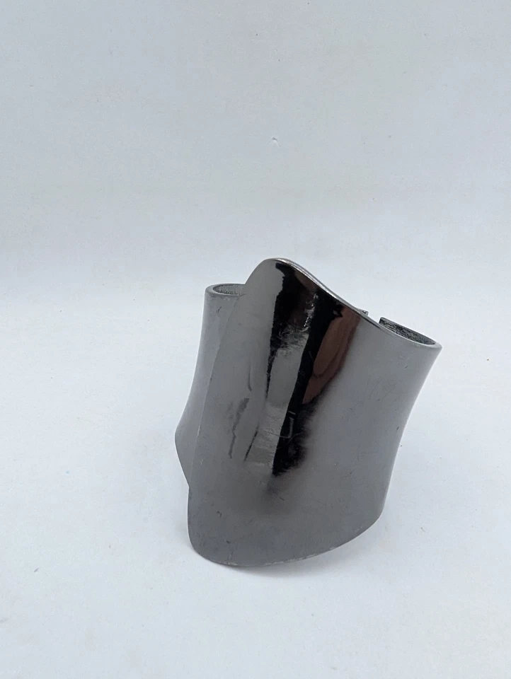 Brazalete Chico's plata oscura/pistola tono metal modernista abstracto Foto 2 de 4