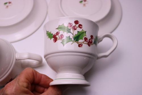 Weiße Weihnachten von Sango Fußtasse & Untertassen 2er Set grüne Stechpalme rote Beeren - Bild 5 von 5
