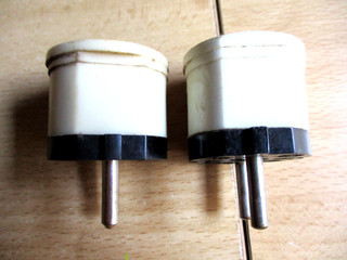 2 Stück Schuko Stecker für Verlängerungskabel weis gebraucht (siehe Foto)