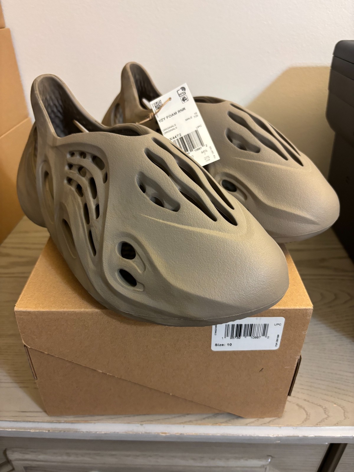 Size 10 - adidas Yeezy Foam Runner Stone Sage thumbnail 2