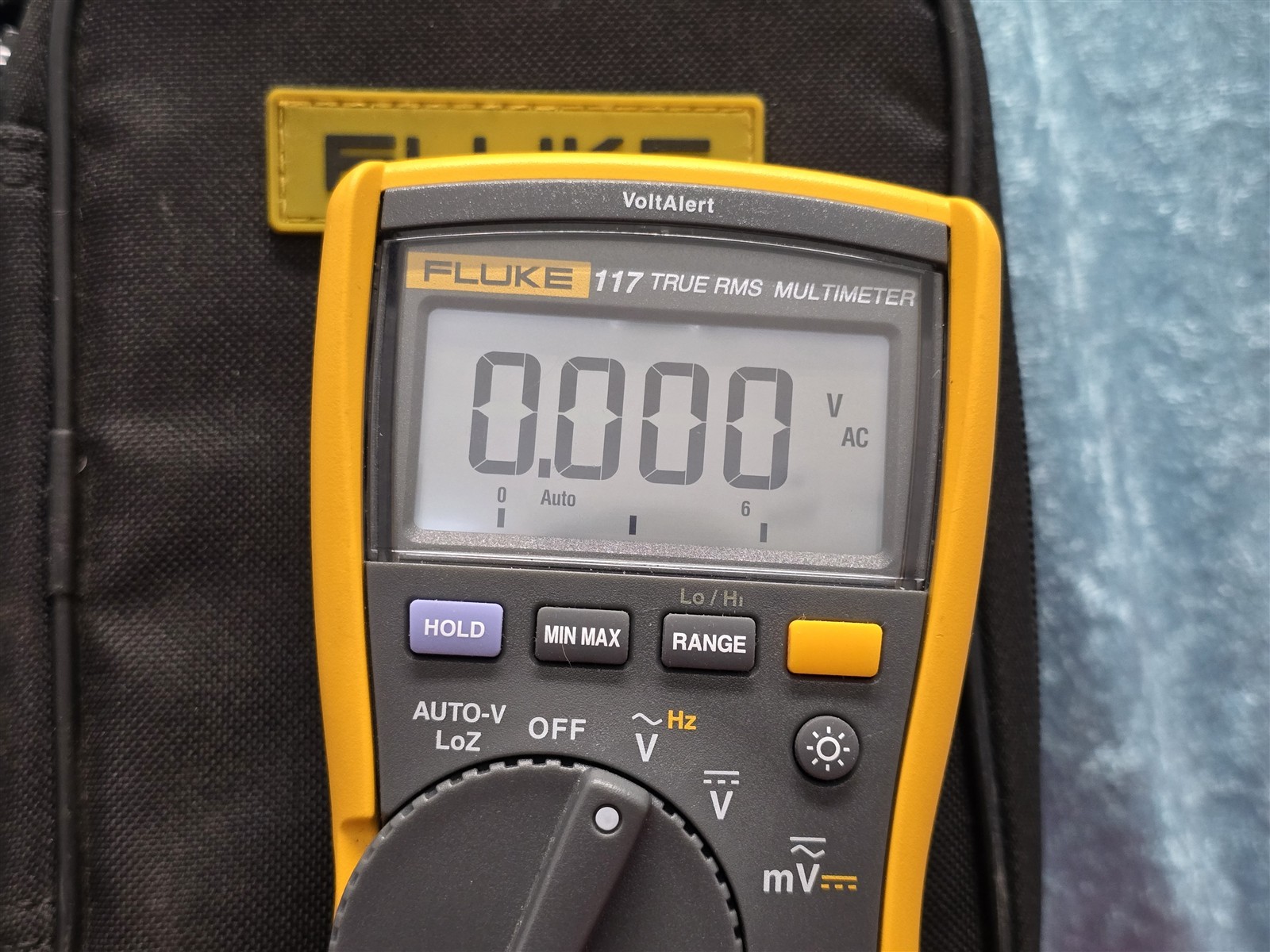 FLUKE 117 TRUE RMS MULTIMETER W/ CASE AND LEADS 