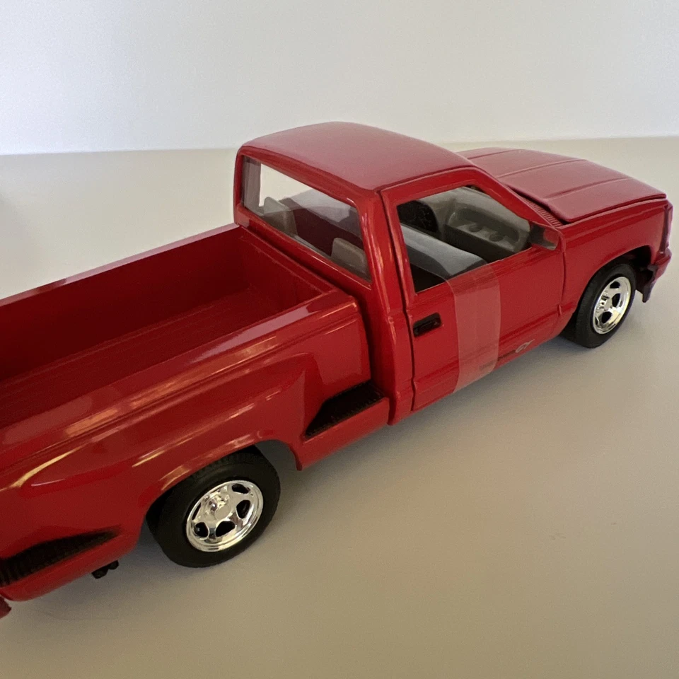 1992 GMC Sierra GT Side Step Pick Up Truck 1:24 DIECAST  # 73204  MOTOR MAX Red - Image 4 of 4