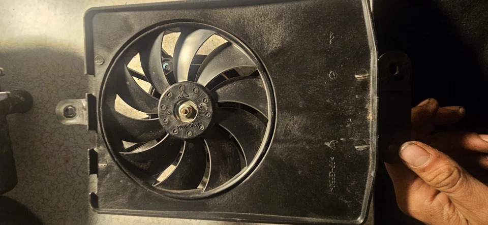 Radiador ventilador moto triumph bonneville t120 Foto 3 de 3