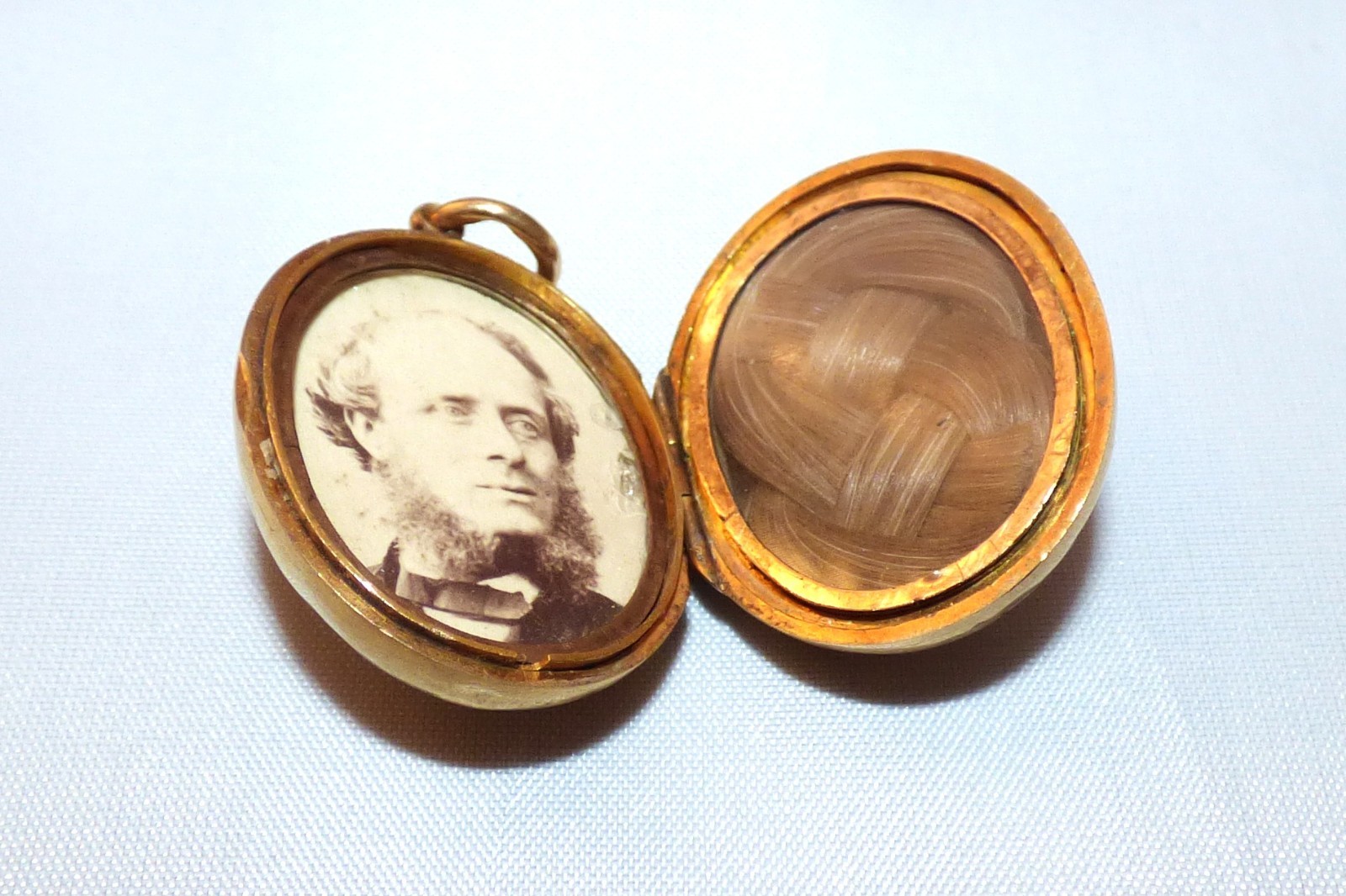 ANTIQUE VICTORIAN 18CT SOLID GOLD LOCKET 1868 EMB… - image 8