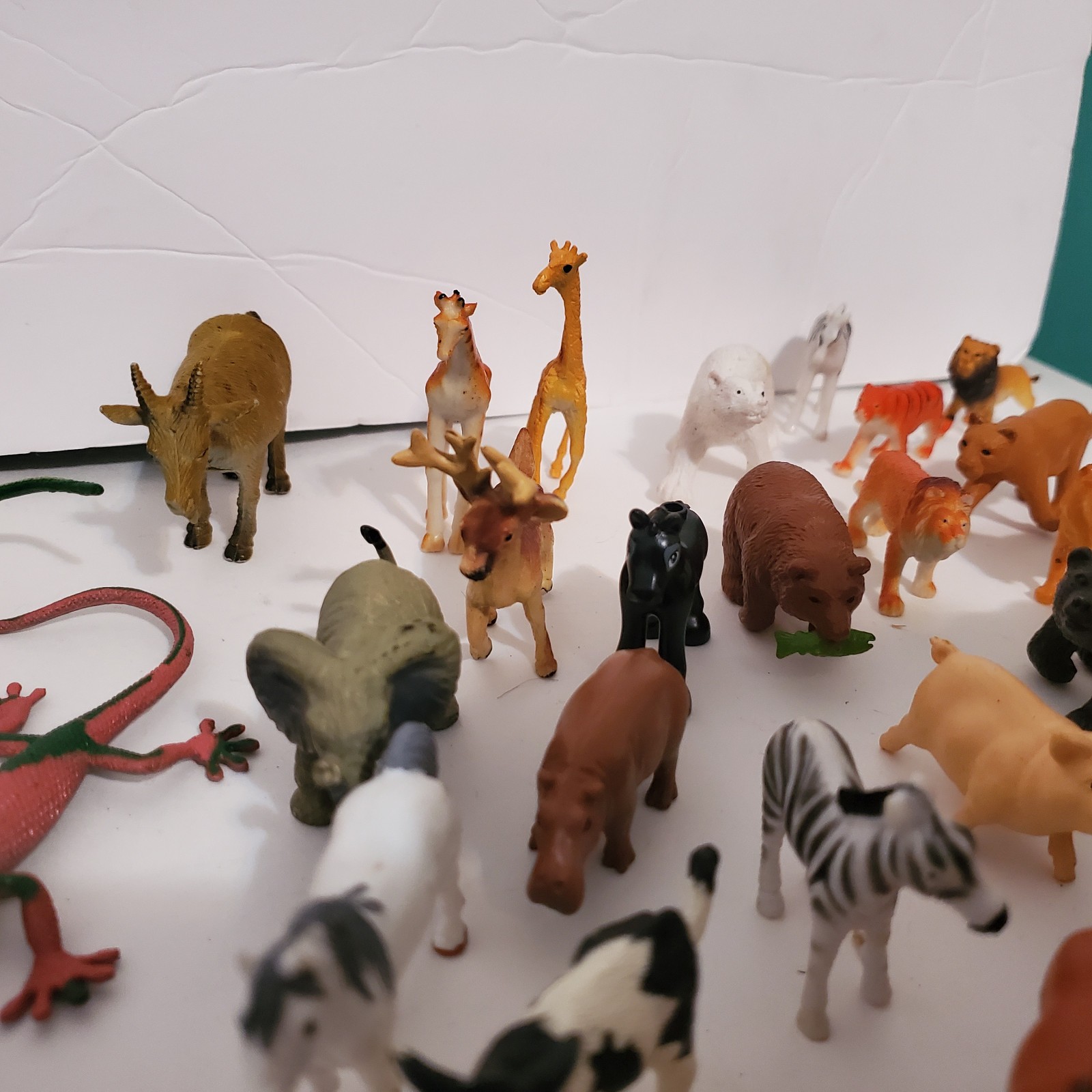 HUGE MASSIVE LOT of 100++ Safari Zoo Plastic Miniature Figurine Figures Animals