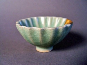 Chinese Southern Song Dynasty Longquan Celadon Crackle-Glazed Chrysanthemum Cup