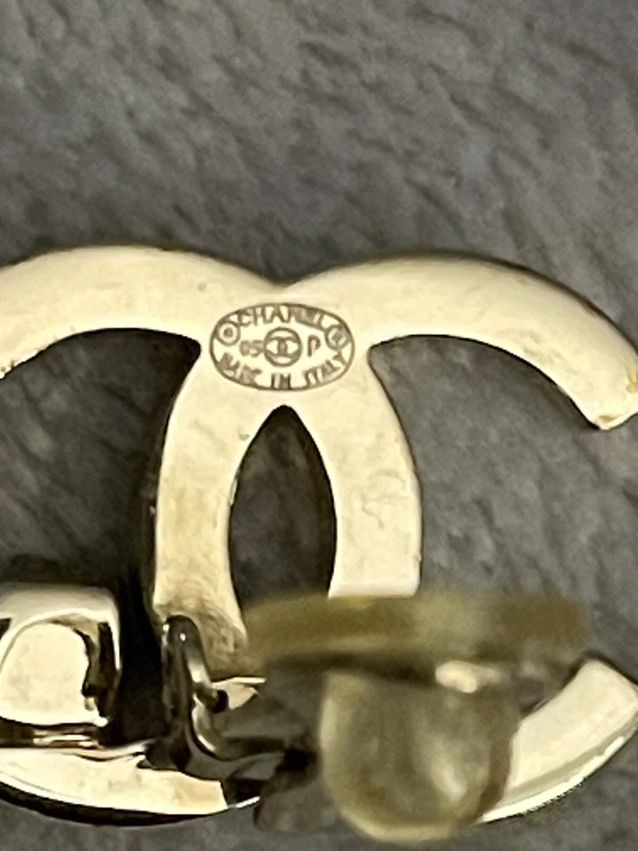 Pendientes Chanel 100% Auténticos Logo CC Con Piedra Verde Excelente Estado. Clip Ons Foto 3 de 4