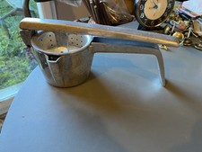 Ancien presse agrumes fruits fonte d’aluminium alu ustensile cuisine vintage AS