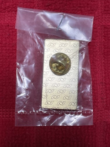 VINTAGE RCA LAPEL PIN “PLAY WITH THE BIG DOGS” UNIVERSAL ACCESSORIES/NIP - Picture 4 of 12