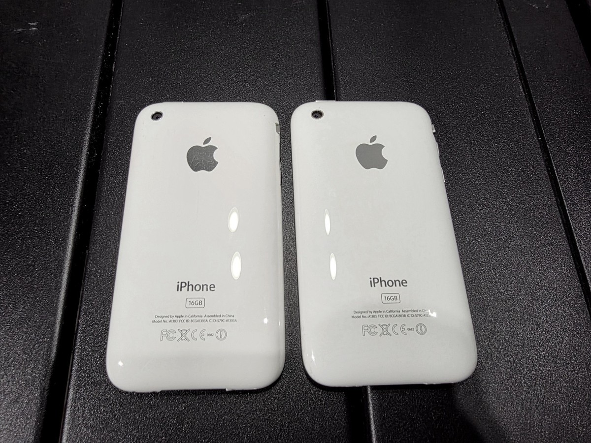 Lot of 2 Vintage Apple iPhone 3GS - 16GB - White (GSM) - Great