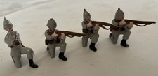 G T BRITAIN Toy Soldiers- 4 British Soldiers W/ Riffle one an Officer Lead Metal