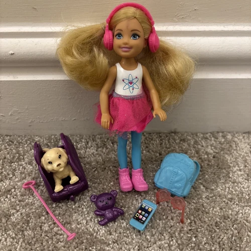Barbie Dream House Adventure blonde Chelsea Puppe mit rosa Rock, Spielzeug Welpe usw.