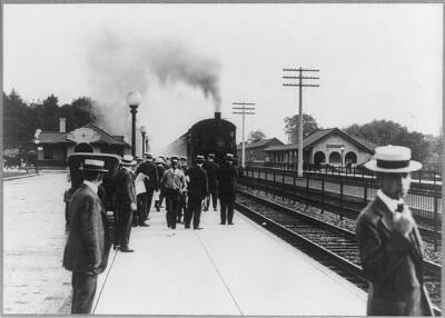 8'' x 10'' 1910 Photo Catching the 8:17 a.m. train