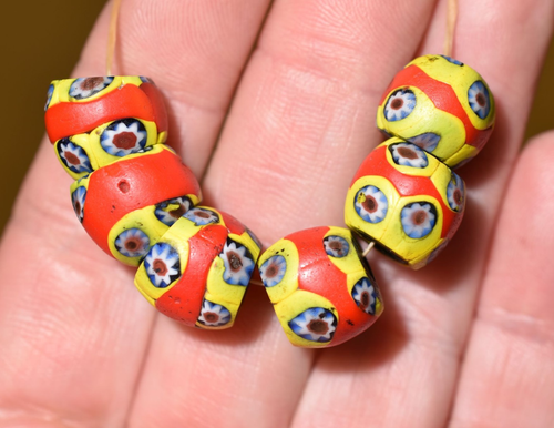 Antiche perle veneziane gialle millefiori con strisce centrali rosse, commercio africano - Foto 2 di 5