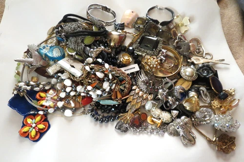 Lot Vintage Costume Jewelry Wearable Rings Brooches Bracelets Necklaces Some 925