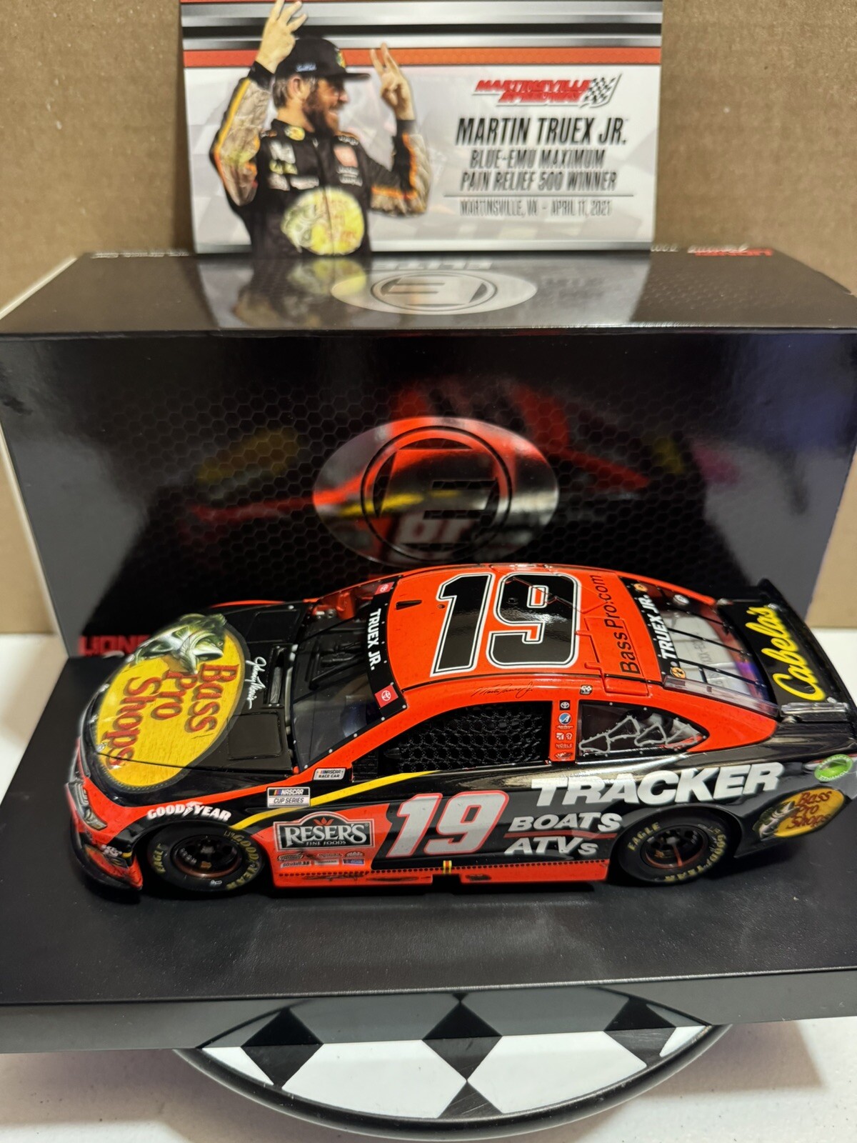 Bajo Martin Truex Jr. ELITE #18 Pro Shops Martinsville Win 2021 1/24 Diecast