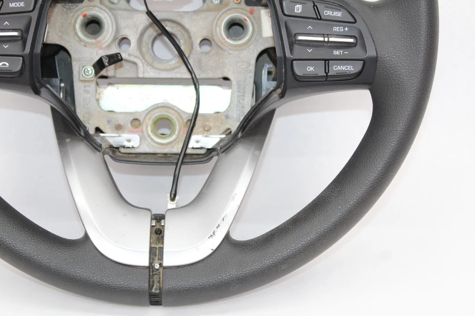 Volante Hyundai Elantra GT 2018-2020 goma negra con interruptor de control de crucero Foto 4 de 4