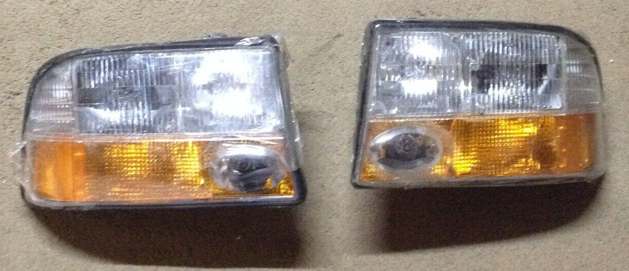 TYC GM & Oldsmobile 2004 Headlight Pair 20-5421-00 20-5422-00 Headlamp Assembly