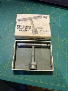 VINTAGE PHILLIPS GOLF SHOE SPIKE WRENCH IN BOX