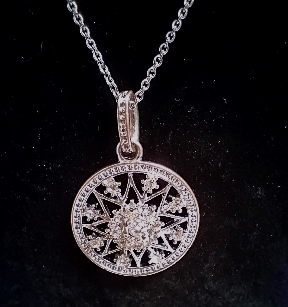 AVON Starburst Snowflake Round Silver Tone & Crystals Pendant Necklace 16'